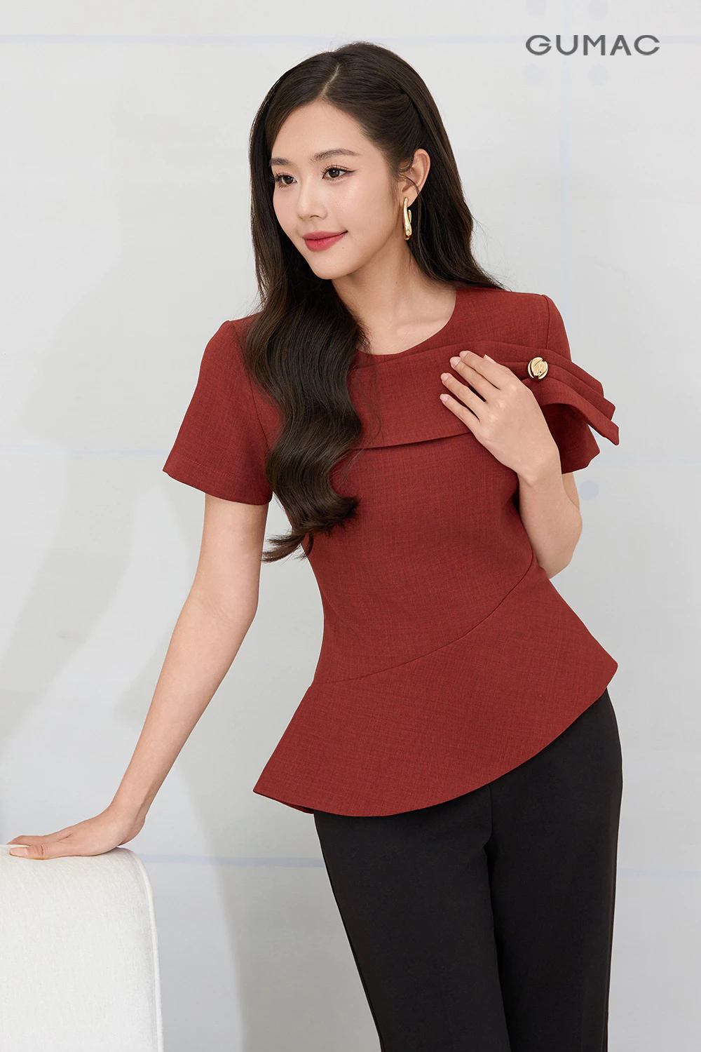 Áo peplum GUMAC tay ngắn lai áo xéo nhẹ đính phụ kiện nút kiểu AF12057