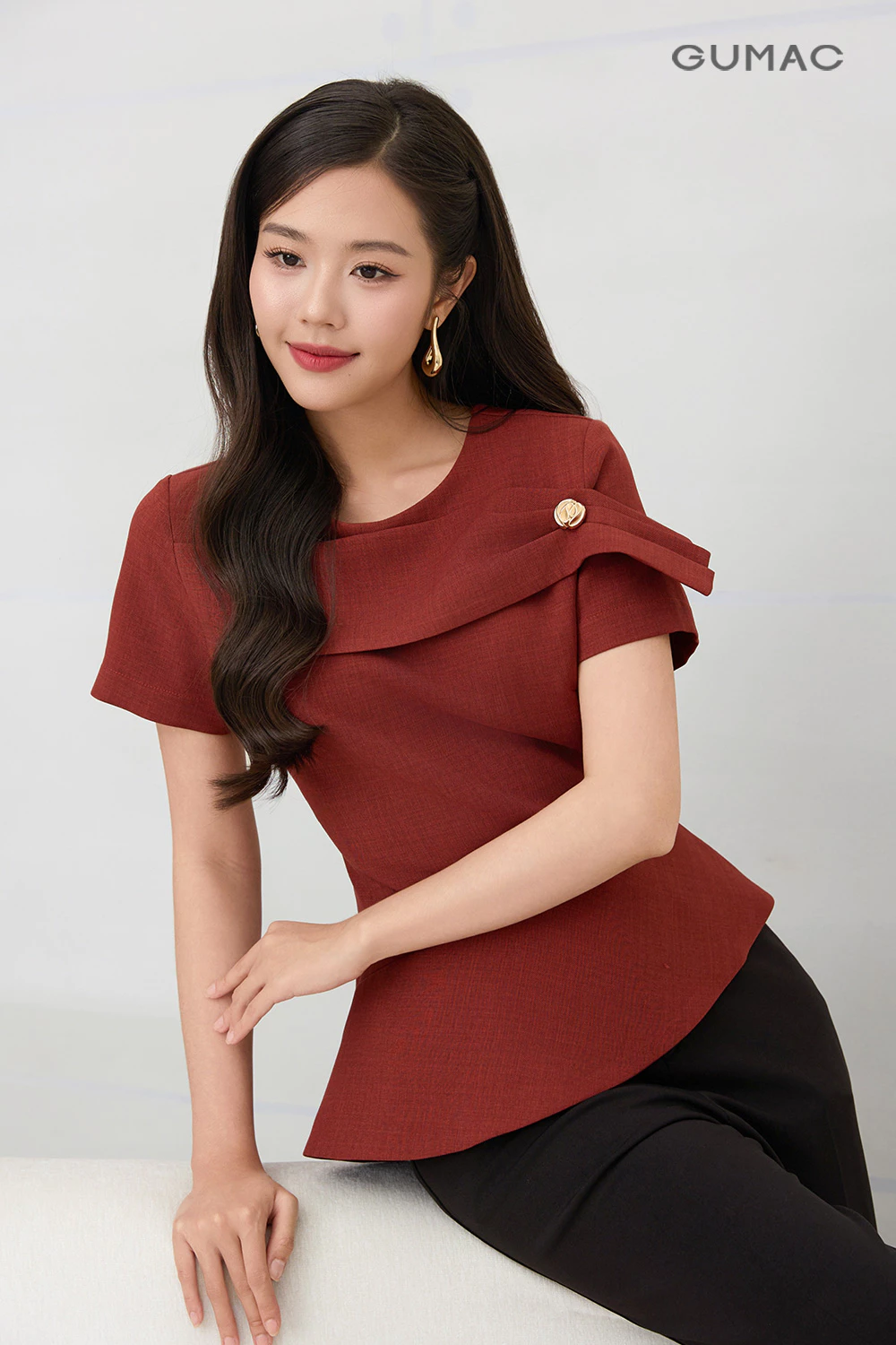 Áo peplum GUMAC tay ngắn lai áo xéo nhẹ đính phụ kiện nút kiểu AF12057