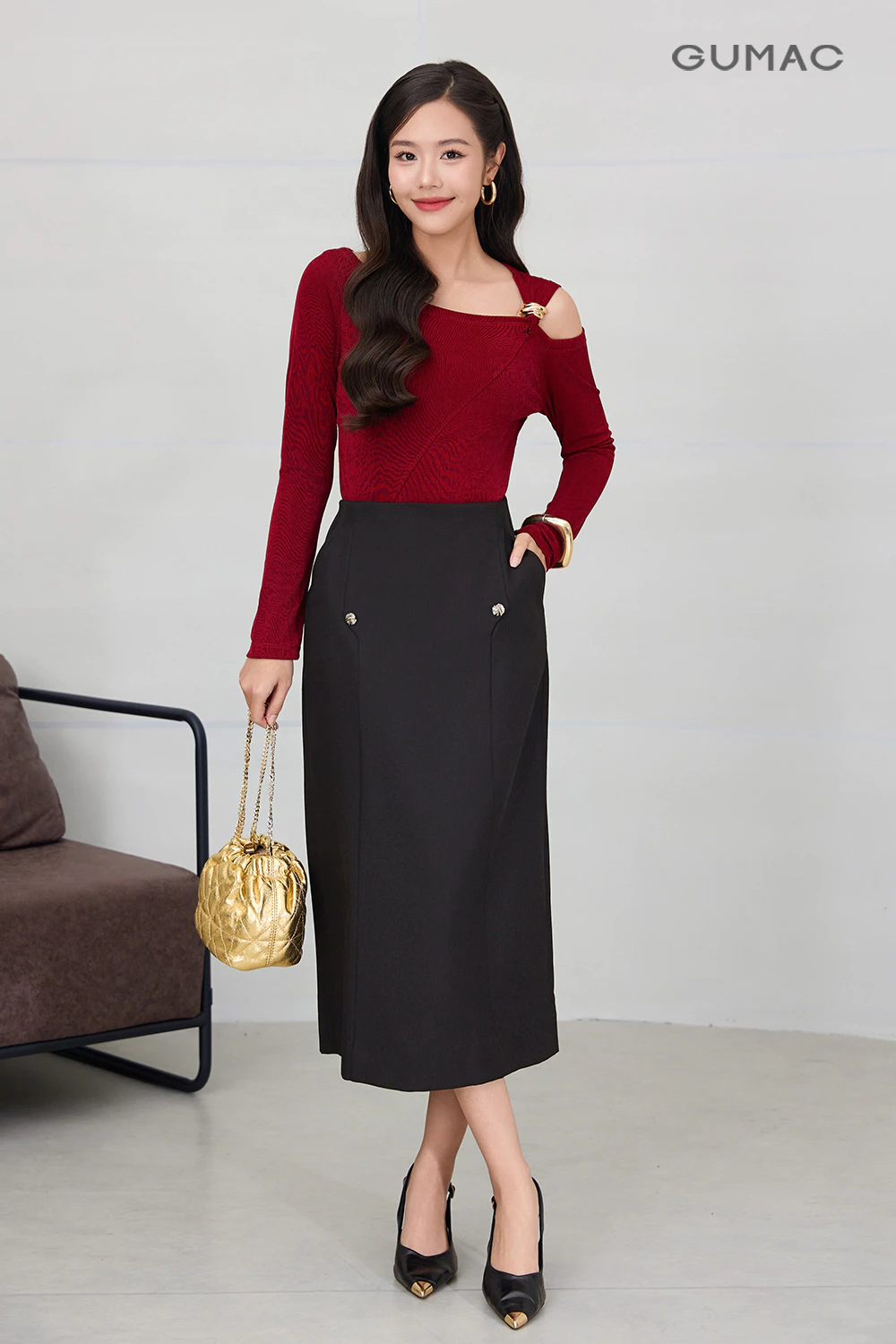 Chân váy GUMAC midi dáng suông lưng liền có hai túi sườn đính nút kiểu VF12056
