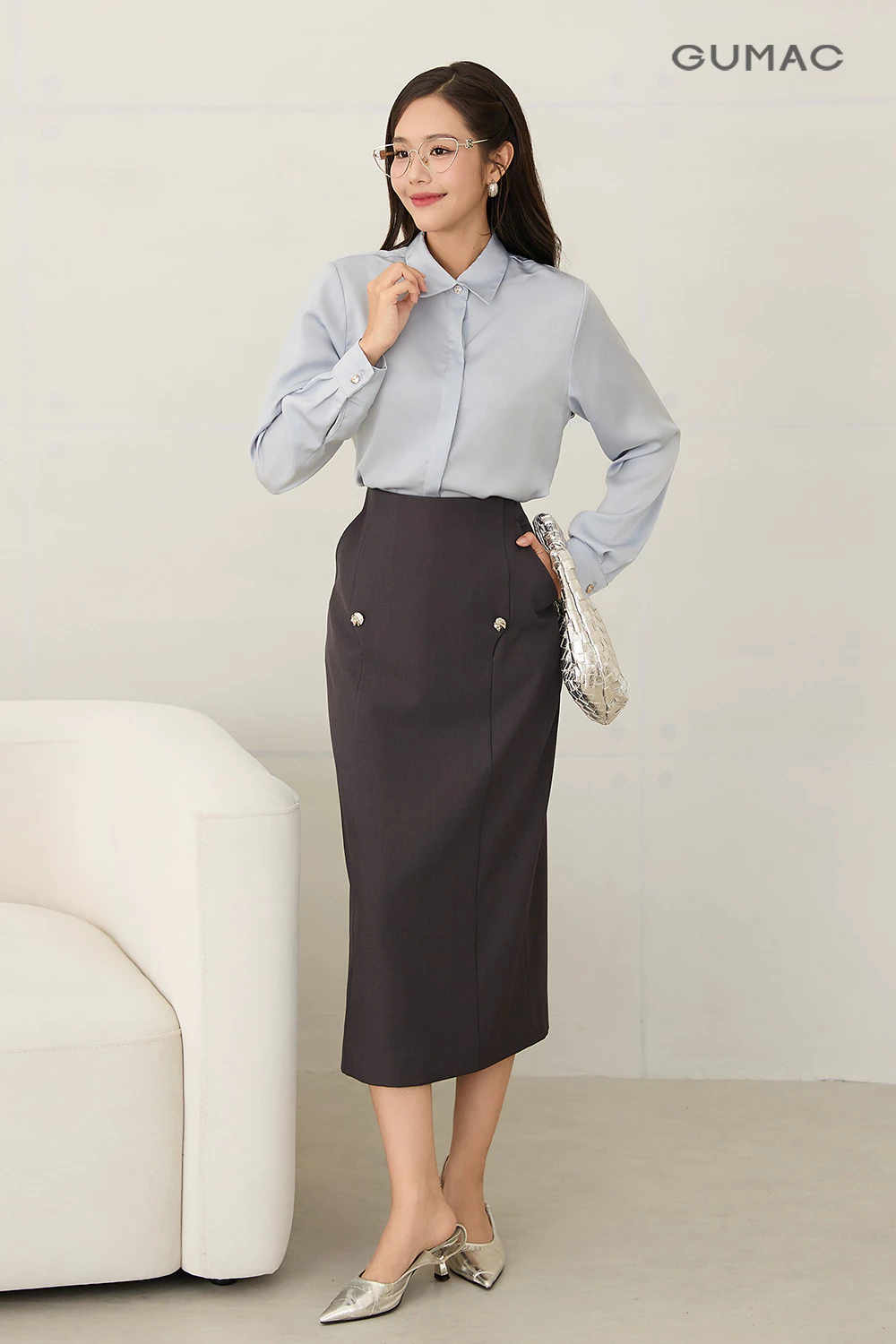 Chân váy GUMAC midi dáng suông lưng liền có hai túi sườn đính nút kiểu VF12056