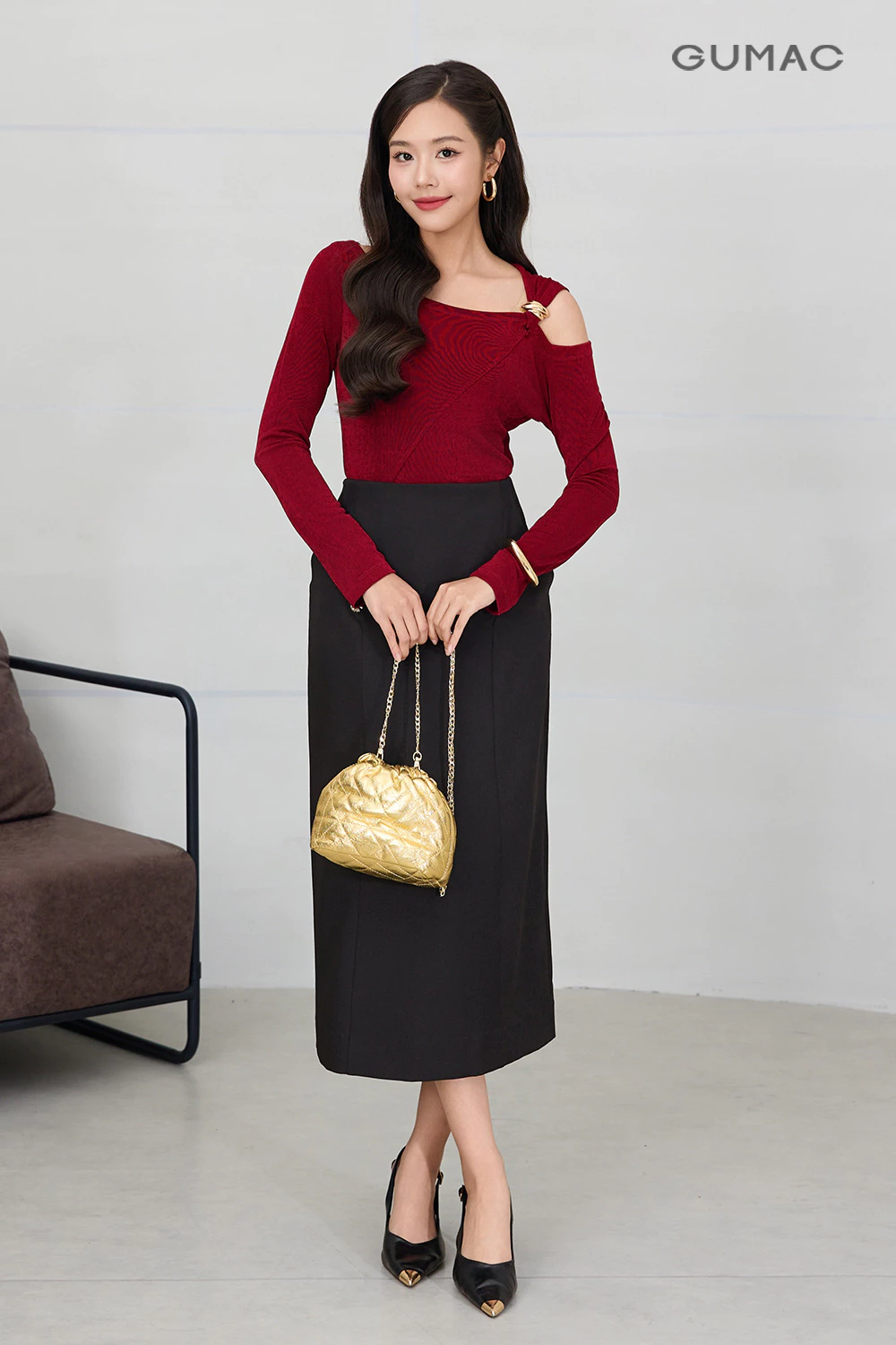 Chân váy GUMAC midi dáng suông lưng liền có hai túi sườn đính nút kiểu VF12056