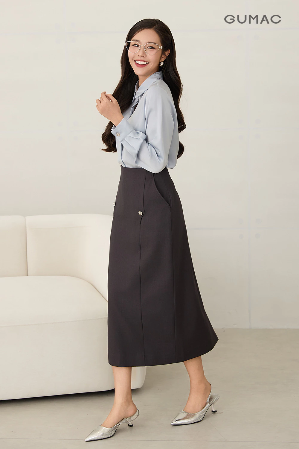 Chân váy GUMAC midi dáng suông lưng liền có hai túi sườn đính nút kiểu VF12056