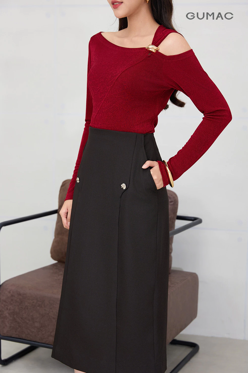 Chân váy GUMAC midi dáng suông lưng liền có hai túi sườn đính nút kiểu VF12056