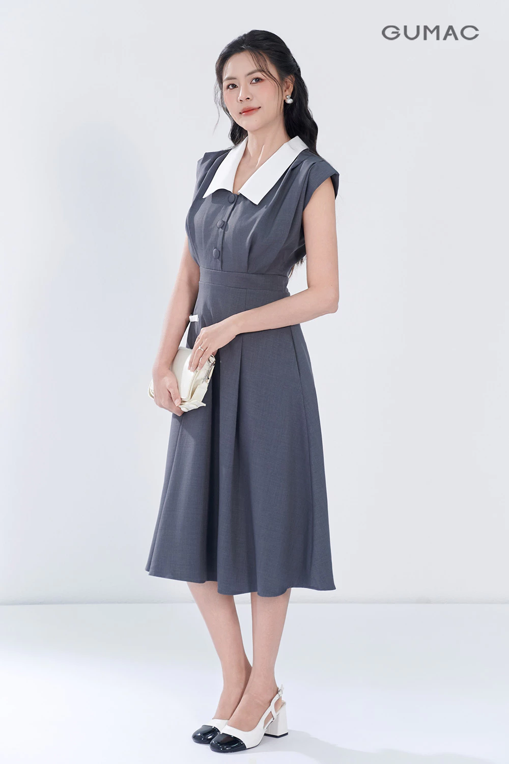 Đầm nữ GUMAC A cổ V phối trắng xếp ly 2 lớp vải bố linen dày dặn thanh lịch  DF05054