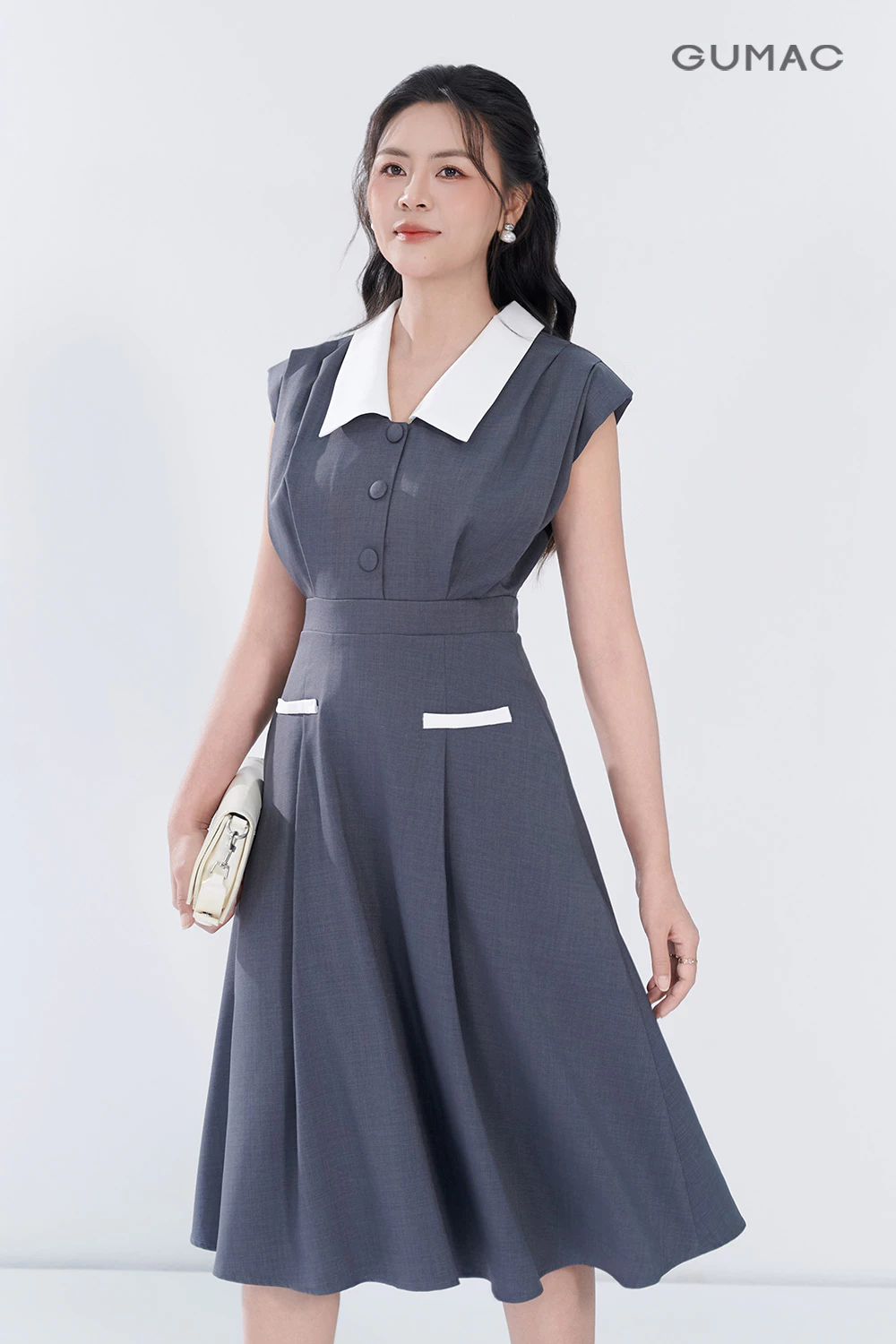 Đầm nữ GUMAC A cổ V phối trắng xếp ly 2 lớp vải bố linen dày dặn thanh lịch  DF05054