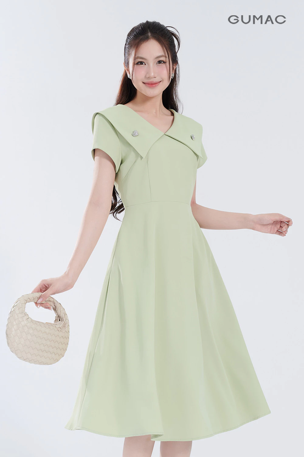 Đầm Nữ Form A GUMAC Cổ V Đính Phụ Kiện Chất Chéo Nhật Thanh Lịch DF07048