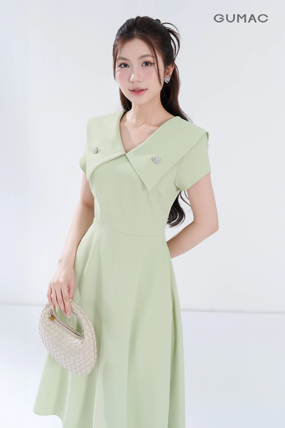 Đầm Nữ Form A GUMAC Cổ V Đính Phụ Kiện Chất Chéo Nhật Thanh Lịch DF07048