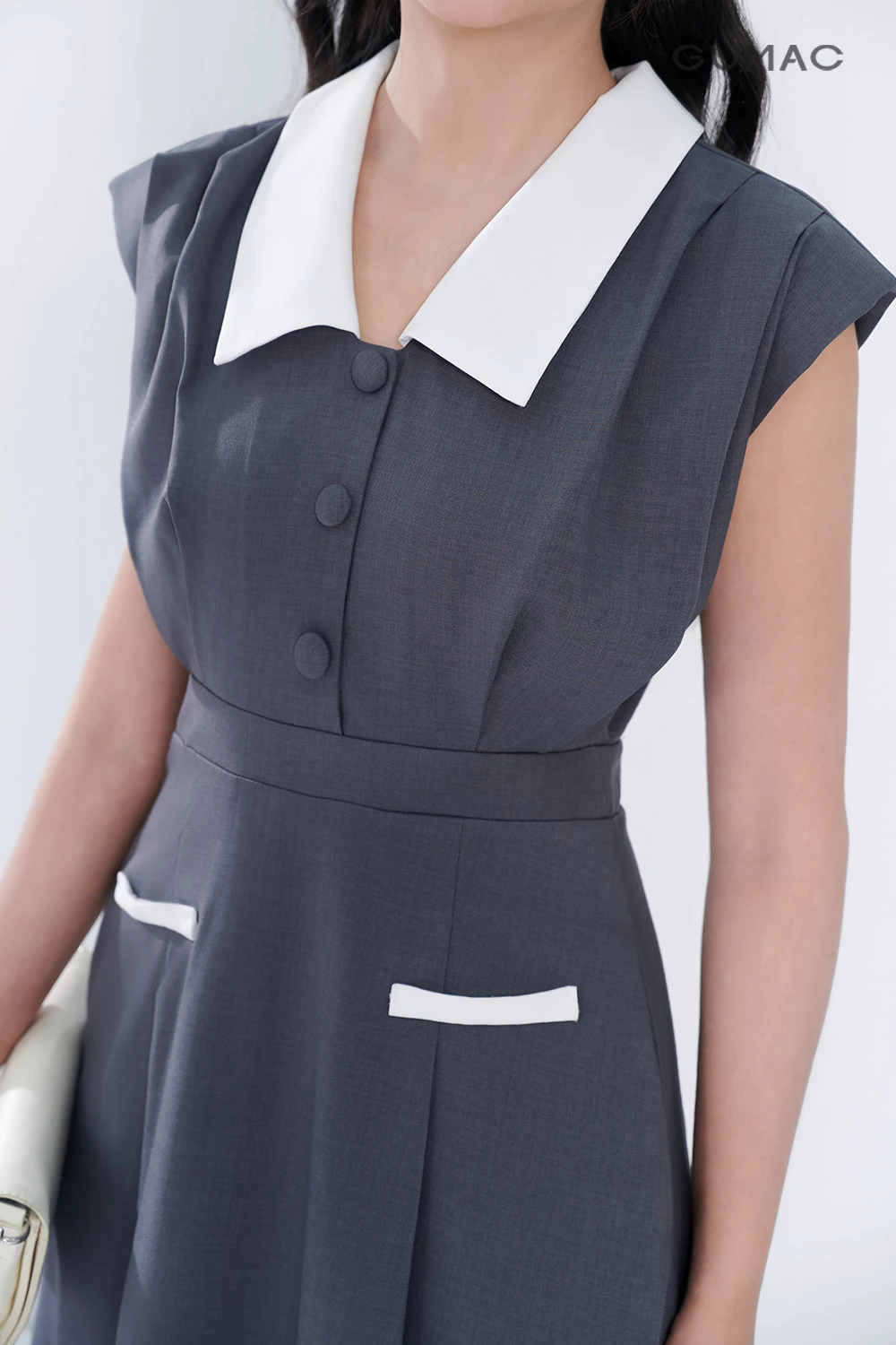 Đầm nữ GUMAC A cổ V phối trắng xếp ly 2 lớp vải bố linen dày dặn thanh lịch  DF05054