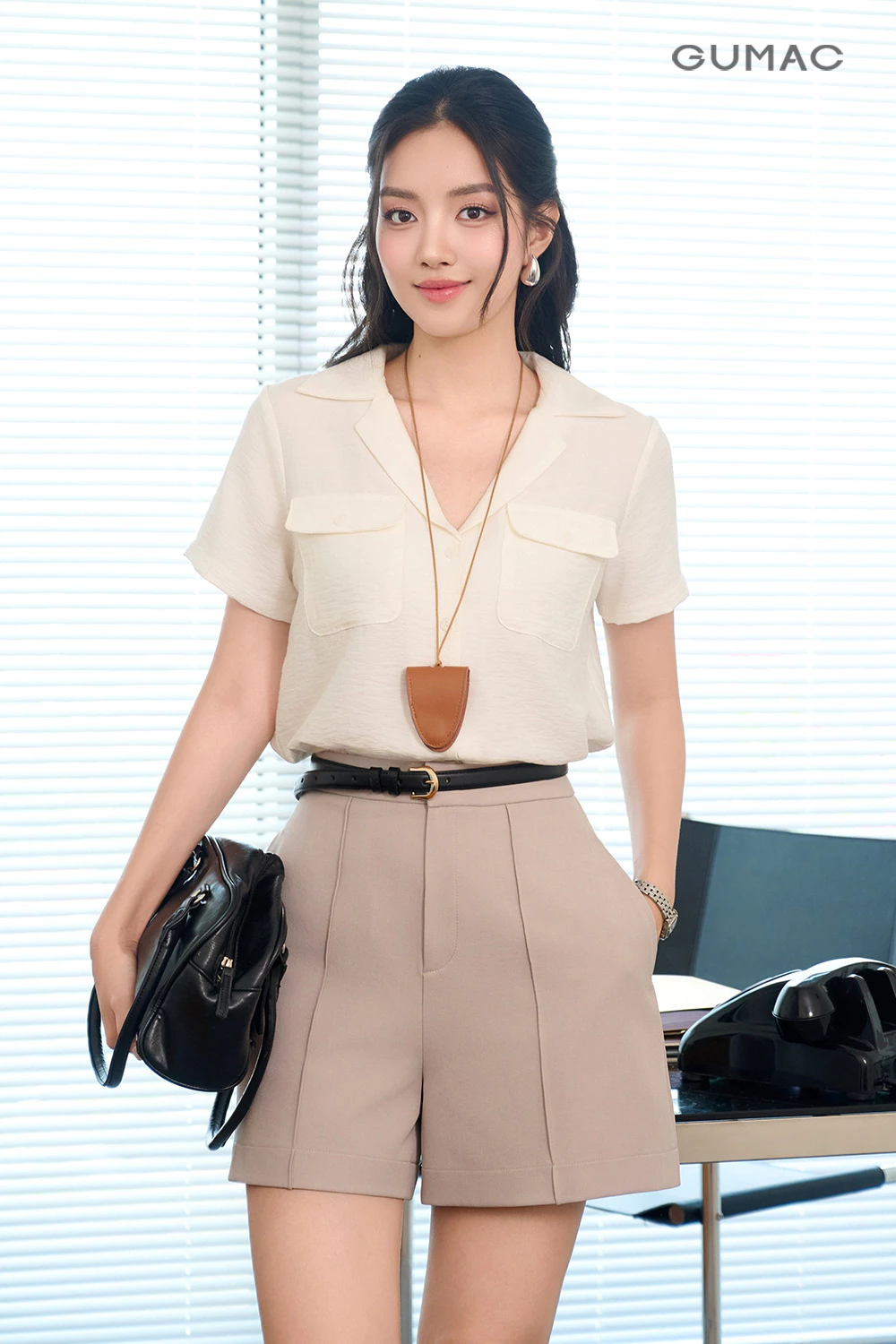Áo Kiểu Nữ GUMAC Form Suông Tay Ngắn Cổ Danton Túi Đắp Trang Trí Hiện Đại AF07019