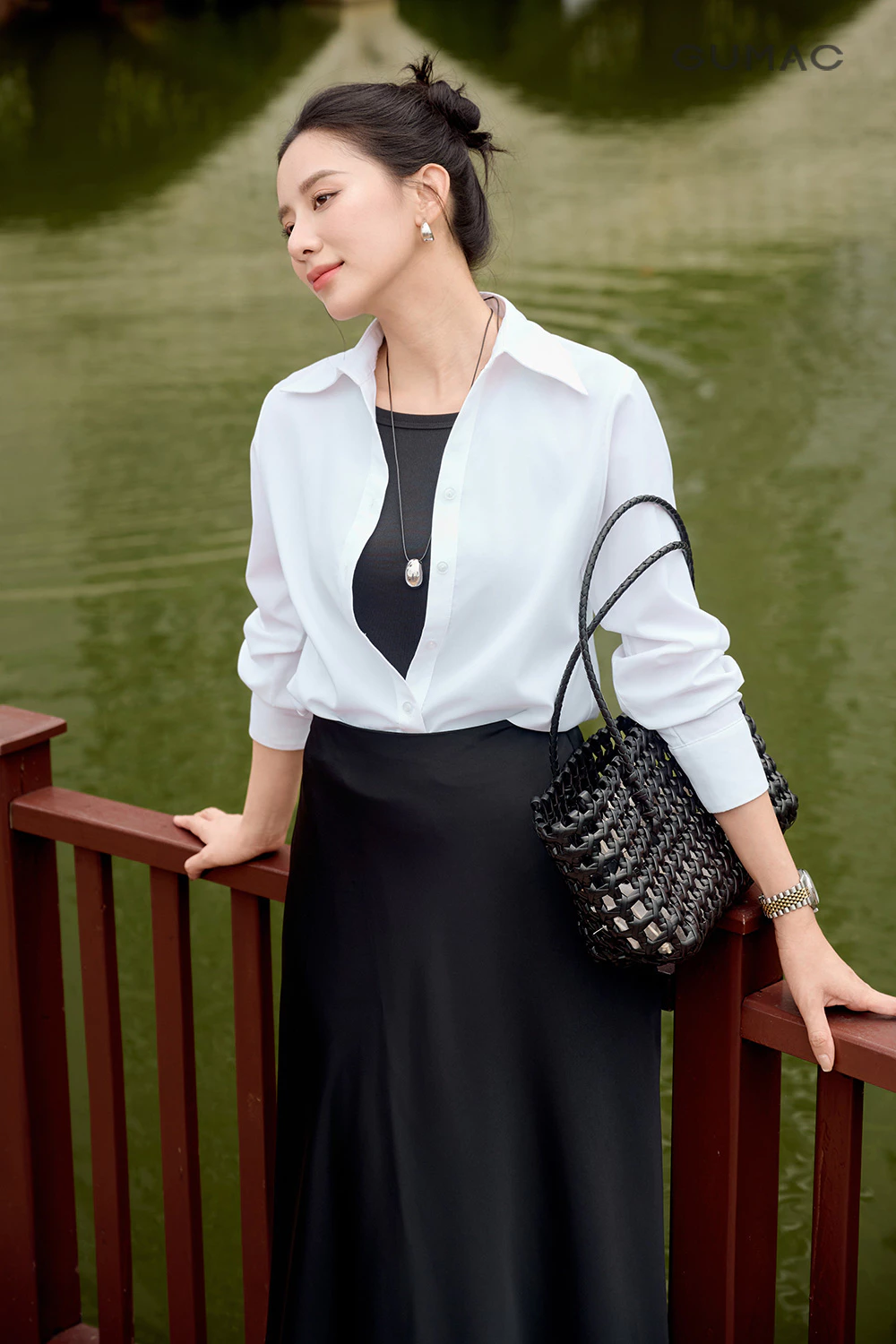 Áo mi nữ GUMAC tay dài màu trắng công sở chất liệu kate thun thoáng mát AF07024