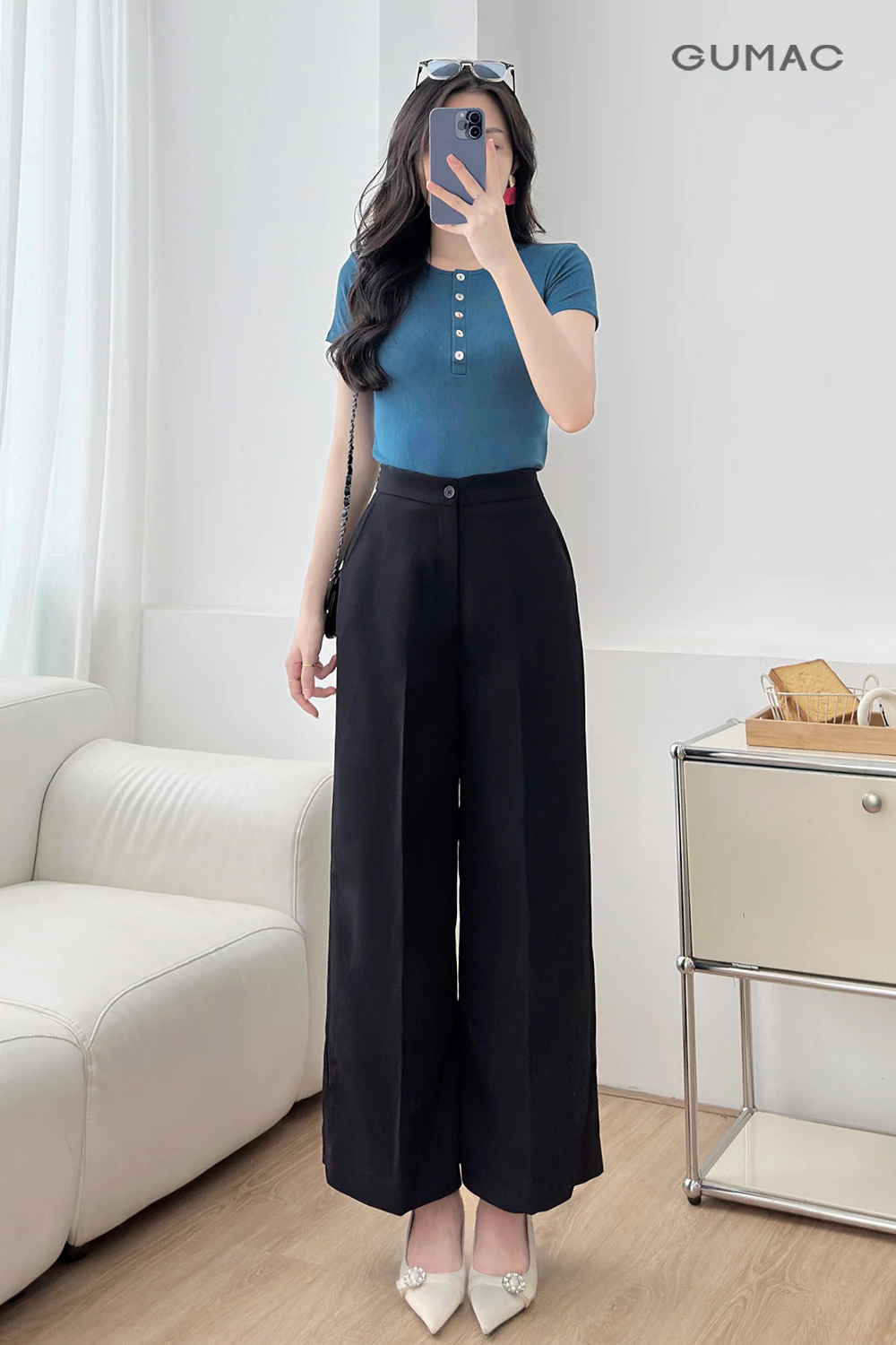 Áo Thun Nữ GUMAC Form Slim Cổ Tròn Đính Nút Xà Cừ Co Giãn Thoải Mái ATF04021