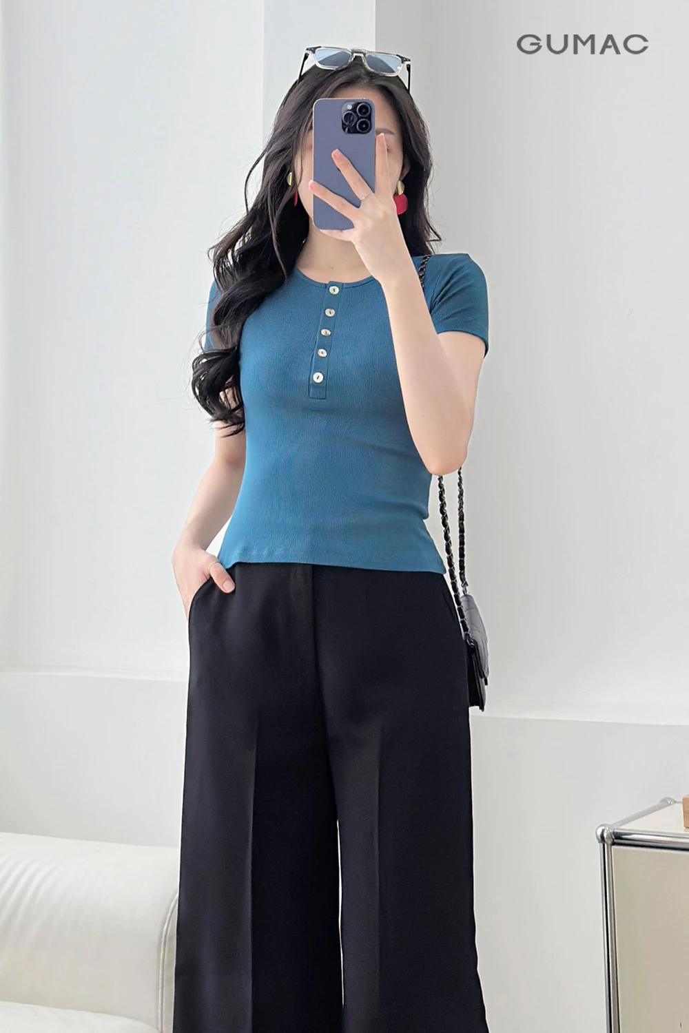 Áo Thun Nữ GUMAC Form Slim Cổ Tròn Đính Nút Xà Cừ Co Giãn Thoải Mái ATF04021