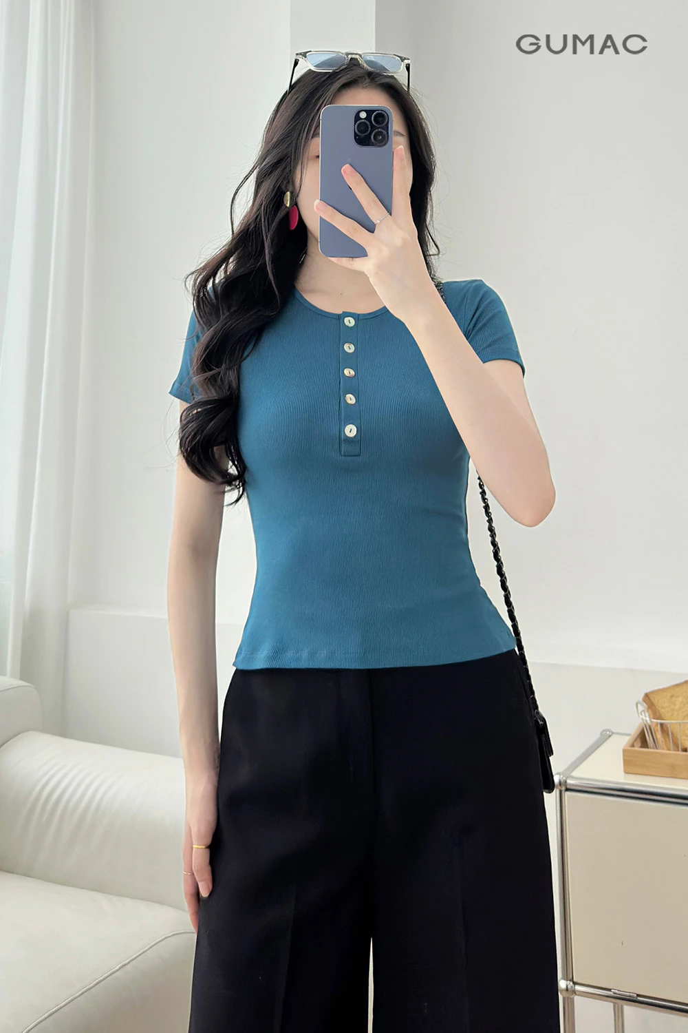 Áo Thun Nữ GUMAC Form Slim Cổ Tròn Đính Nút Xà Cừ Co Giãn Thoải Mái ATF04021