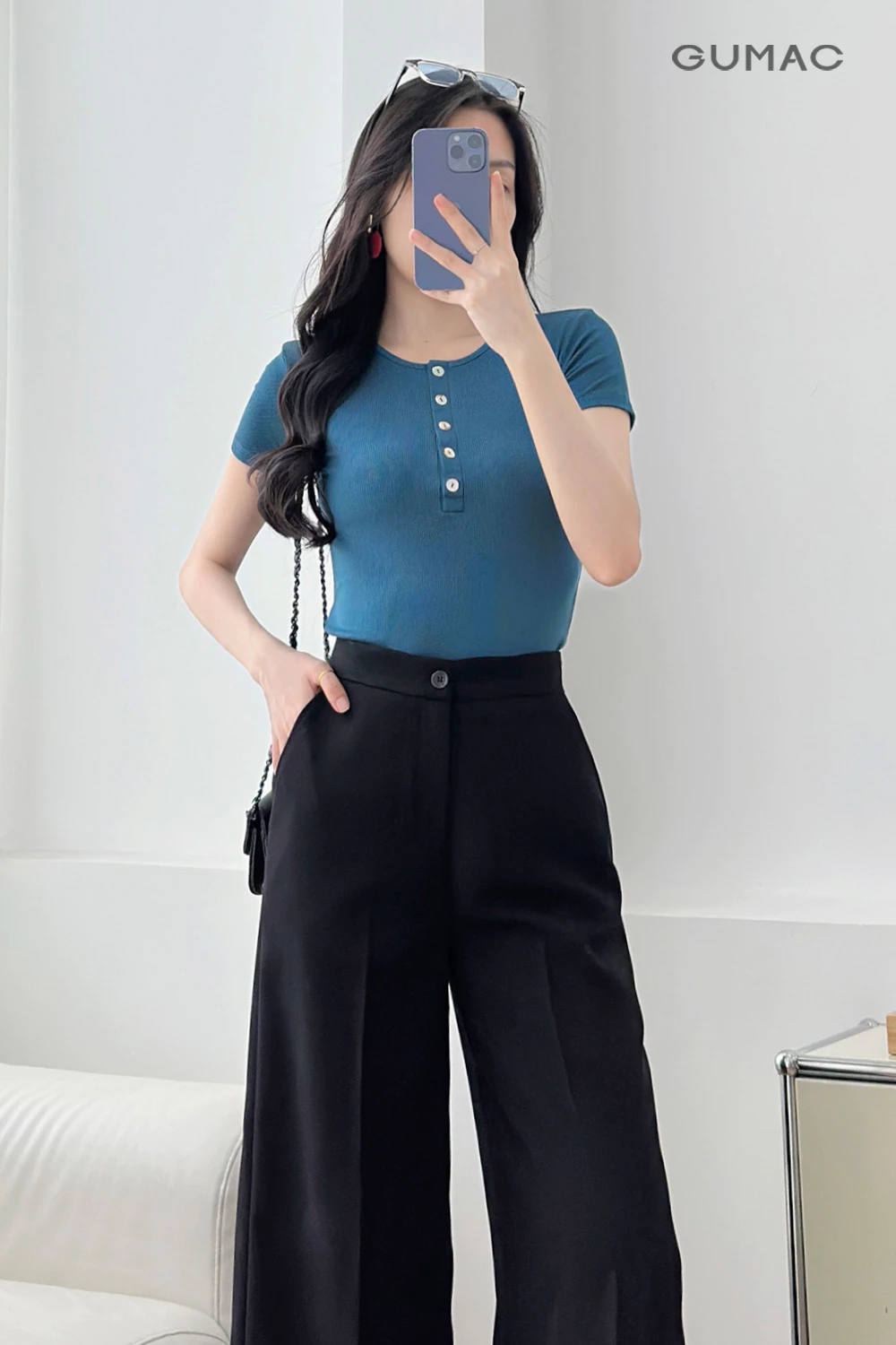 Áo Thun Nữ GUMAC Form Slim Cổ Tròn Đính Nút Xà Cừ Co Giãn Thoải Mái ATF04021
